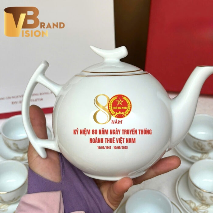 Bộ ấm trà gốm sứ quà tặng 80 năm Ngày thành lập ngành Thuế Việt Nam vẽ vàng in logo AC-26 (3) Bộ ấm trà gốm sứ quà tặng 80 năm Ngày thành lập ngành Thuế Việt Nam vẽ vàng in logo AC-26 (3)