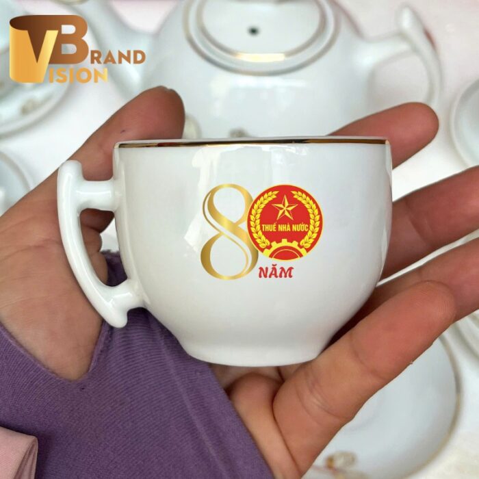 Bộ ấm trà gốm sứ quà tặng 80 năm Ngày thành lập ngành Thuế Việt Nam vẽ vàng in logo AC-26 (5) Bộ ấm trà gốm sứ quà tặng 80 năm Ngày thành lập ngành Thuế Việt Nam vẽ vàng in logo AC-26 (5)