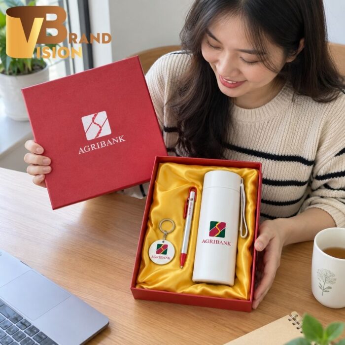 Bộ quà tặng bình nước, móc khóa, bút bi in logo