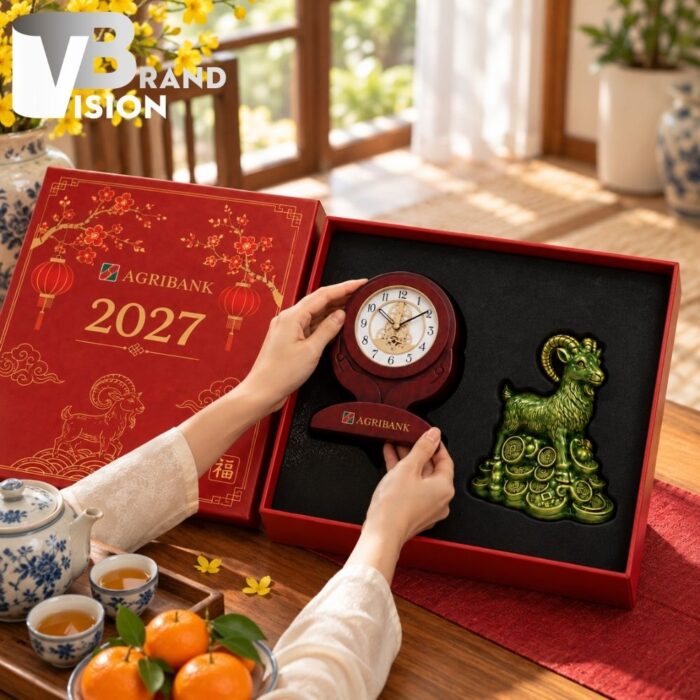 giftset-tuong-de-va-dong-ho-de-ban (3) Bộ Quà Tặng Cao Cấp Đồng Hồ Để Bàn Và Tượng Dê Gốm Sứ
